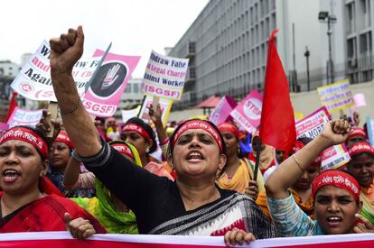 Ativistas e trabalhadores de Bangladesh participam de uma marcha pelo Dia Internacional do Trabalho em Dhaka.