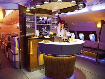 El luminoso bar (abierto durante todo el vuelo) es una de las grandes atracciones del Airbus 380