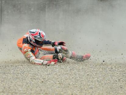 Marc Márquez rueda tras caer de su Honda en Mugello.