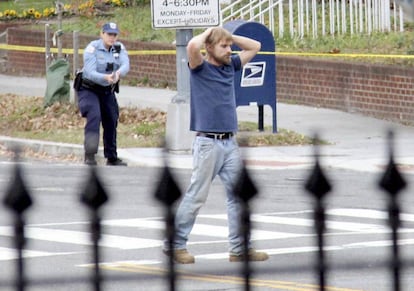 Edgar Maddison Welch en el momento en que se entrega a la polic&iacute;a tras abrir fuego en el local