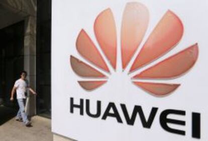 Un hombre pasea junto a un logo de Huawei, en la sede central de la compañía.
