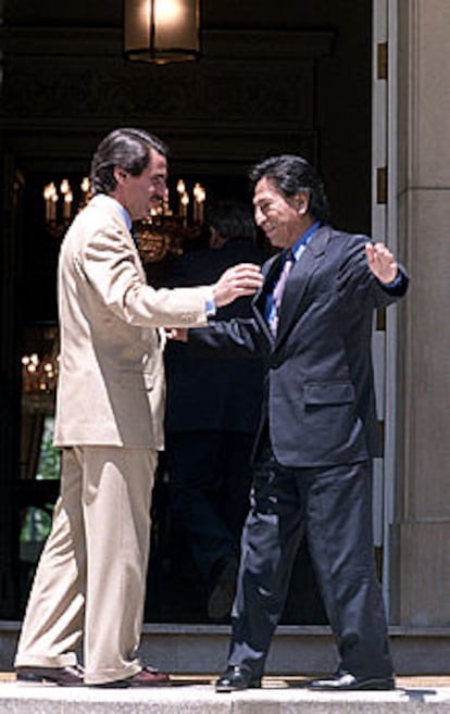 El presidente de Perú, Alejandro Toledo, junto a José María Aznar, durante su reunión de ayer en Madrid.