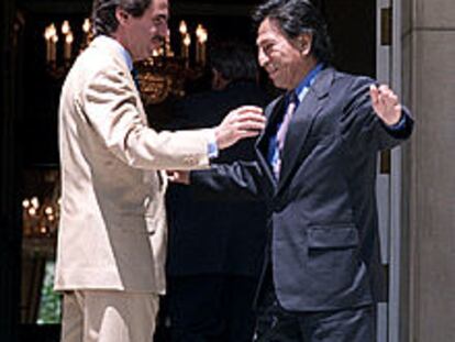 El presidente de Perú, Alejandro Toledo, junto a José María Aznar, durante su reunión de ayer en Madrid.