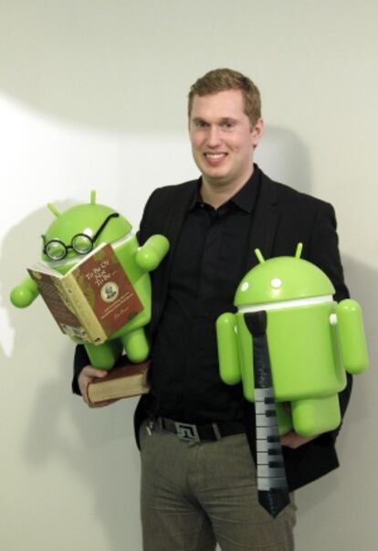 John Lagerling sujeta las mascotas de Android que adornaban el stand