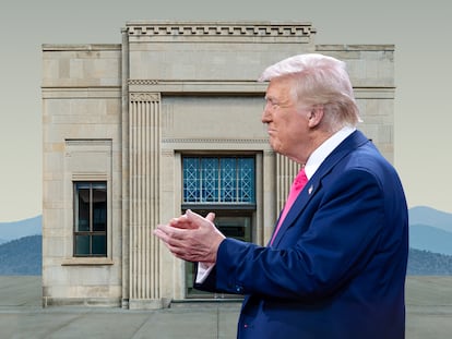 Donald Trump frente a un edificio bancario de 1930, con columnas griegas y una estatura imponente.