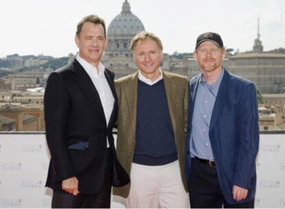 El protagonista, Tom Hanks, junto al autor Dan Brown y el director de 'Ángeles y demonios', Ron Howard, posan en Roma el domingo 3 de mayo de 2009.