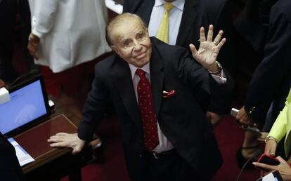  Carlos Menem saluda durante la jura como senador, en noviembre de 2016.