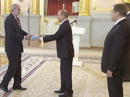 O embaixador da Colômbia em Moscou, Alfonso López Caballero, durante um evento com o presidente russo Vladimir Putin em 2016.