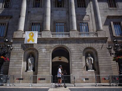 L'Ajuntament de Barcelona, on aquesta setmana es va tornar a penjar un llaç groc.