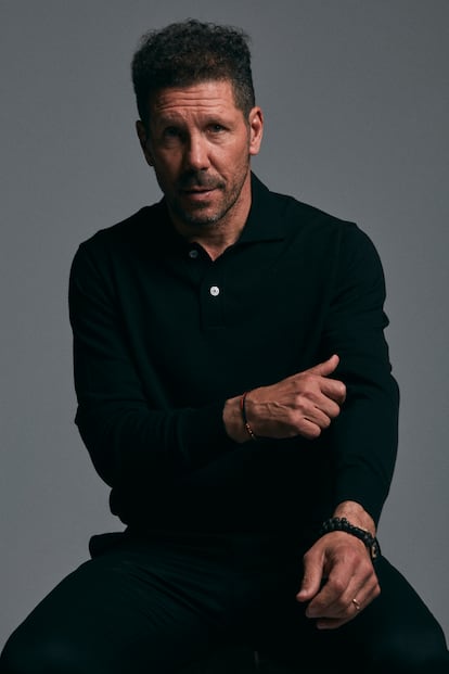 "En el estadio, si la gente ve intensidad, se entusiasma, se excita. Nosotros tenemos que provocar que la grada nos ayude", dice Simeone, entrenador del Atlético de Madrid desde hace una década. Viste un polo de lana y un pantalón de Zara Origins.