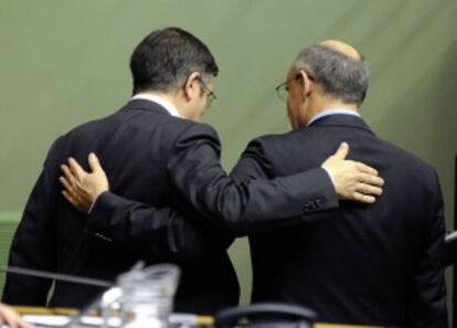 El lehendakari, Patxi L&oacute;pez (izquierda), ayer con el titular de Sanidad, Rafael Bengoa, en el pleno.