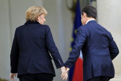 El presidente Sarkozy y la canciller Merkel entran en el palacio del Elíseo.