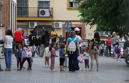  Entrada del colegio Macarena de Sevilla, un día después del apagón.