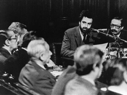 Strassera (a la derecha, con bigote), durante un juicio en Buenos Aires en 1985.