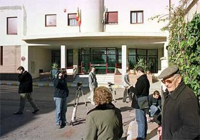 Periodistas y curiosos se acercaban esta mañana a la puerta de la residencia Nuestra Señora de la Piedad.