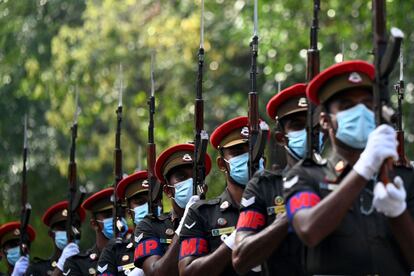 El personal militar de Sri Lanka participa en un ensayo del desfile del Día de la Independencia en Colombo. El país se prepara para celebrar el 74 aniversario de su independencia de Gran Bretaña que se celebra el 4 de febrero.