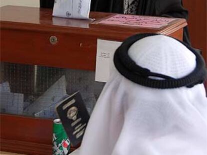 Una mujer kuwaití votaba ayer en la ciudad de Salwa.