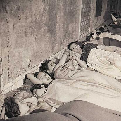 Ciudadanos durmiendo en el metro de Barcelona en 1938. Fotografía de Jean Moral recogida en el libro &#39;Kessel / Moral. Dos reporteros en la Guerra Civil española&#39;, de Michel Lefebvre.