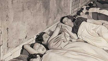 Ciudadanos durmiendo en el metro de Barcelona en 1938. Fotografía de Jean Moral recogida en el libro &#39;Kessel / Moral. Dos reporteros en la Guerra Civil española&#39;, de Michel Lefebvre.