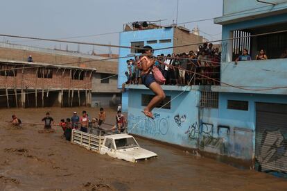 Rescate de una mujer tras las inundaciones de Huachipa en Lima en marzo de 2017.