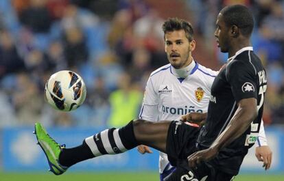 Edu Oriol pelea un balón con Ighalo. 