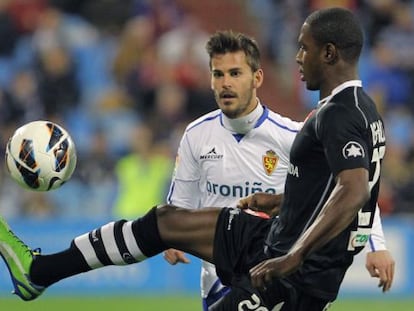 Edu Oriol pelea un balón con Ighalo. 