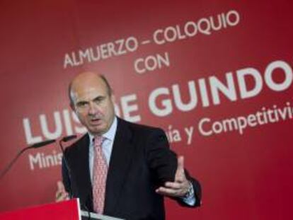 El ministro de Economía, Luis de Guindos, durante su participación hoy en Málaga en un almuerzo-coloquio organizado por Diario Sur.