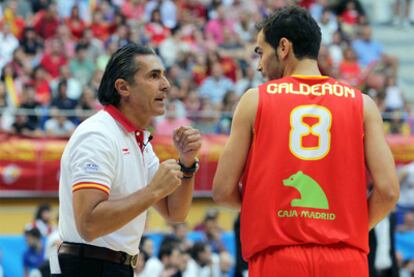 Scariolo da instrucciones a Calderón durante el amistoso ante Argentina.