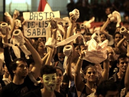 Los manifestantes portaban papel higi&eacute;nico para &#039;limpiar&#039; a los pol&iacute;ticos. 