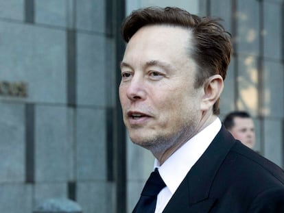 Elon Musk abandona el tribunal donde se desarrolló el proceso por sus tuits de Tesla, el pasado 24 de enero.