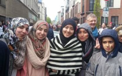 Estudiantes nacidas en España, hoy vecinas de Molenbeek, durante la marcha.