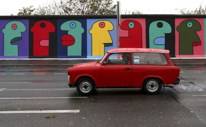 Se dice que Thierry Noir fue el primer artista callejero que pintó el muro de Berlín, empezando cuando todavía era ilegal. Por eso tenía que hacerlo de noche y rápido, por lo que en todos sus dibujos resaltan el color y los patrones simples. Cuando el Muro cayó, mucho de su trabajo quedó destruido, pero más tarde lo invitarían a pintar sus caras de colores en la Galería del lado Este.