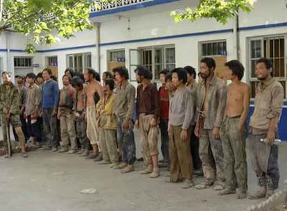 Algunos de los trabajadores liberados por la policía, frente a la comisaría de Linfen (provincia de Shanxi).