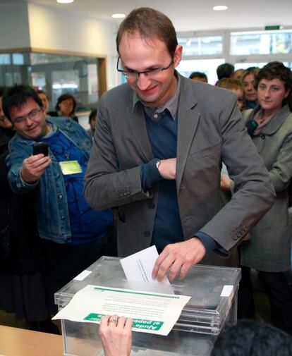 El candidato de Iniciativa ha votado en una escuela del barrio barcelonés del Poblenou.