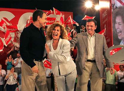 José Luis Rodríguez Zapatero, Carmen Alborch y Joan Ignasi Pla, ayer en el mitin de Valencia.