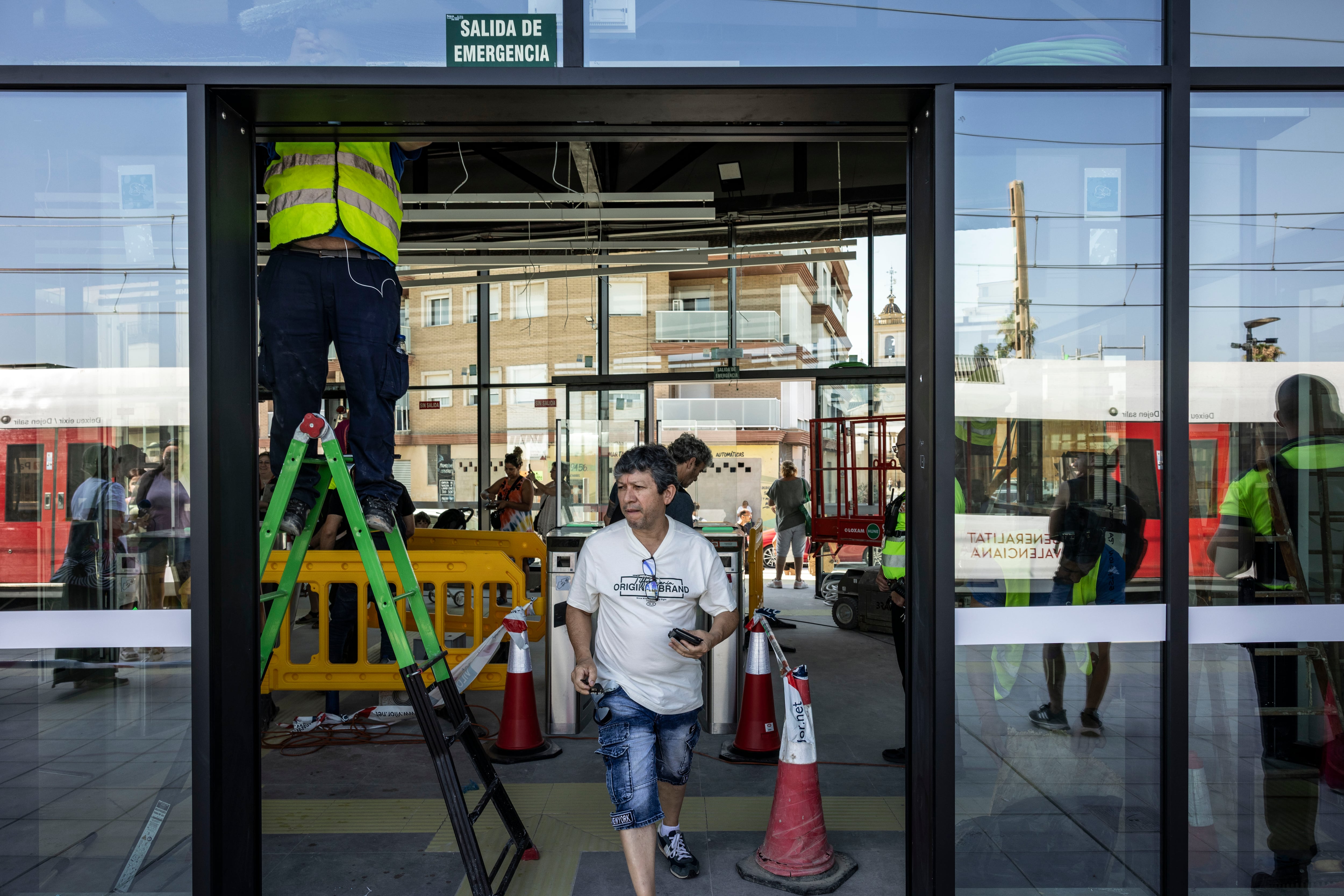 Viajeros y trabajadores en la estación de Metrovalencia de Paiporta, el 27 de junio, el día de la reapertura de los viajes por la zona de la dana.
