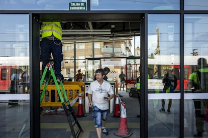 Viaggiatori e lavoratori alla stazione Paiporta Metrovalencia il 27 giugno, giorno della riapertura dei trasporti nella zona di Dana.
