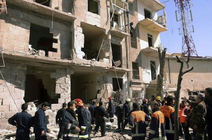Fotografía facilitada por la agencia oficial Sana que muestra a oficiales de seguridad inspeccionando el lugar donde se ha producido hoy una explosión en un área residencial de Al-Sulaimanya en Alepo (Siria).