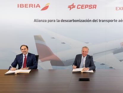 De izquierda a derecha, los responsables de Iberia, Javier Sánchez-Prieto, y de Cepsa, Martin Wetselaar, con el director de producción de Iberia Express, Carlos Gómez, durante la firma del acuerdo.