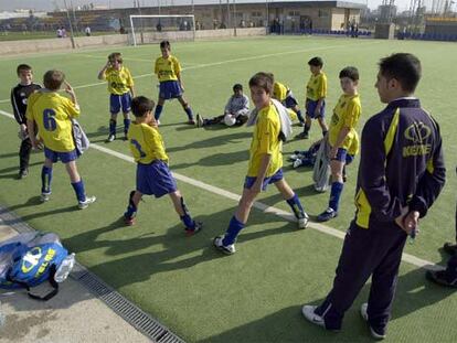 Algunos niños de la escuela de fútbol del Villarreal, dispuestos a iniciar un entrenamiento.