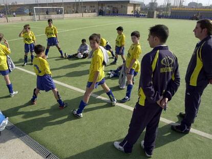 Algunos niños de la escuela de fútbol del Villarreal, dispuestos a iniciar un entrenamiento.