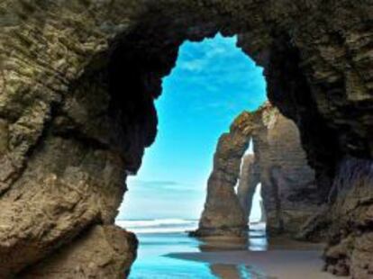 Vista de formaciones rocosas en la playa Las Catedrales, en Ribadeo, en la Galicia nororiental.