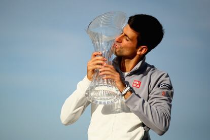 El serbio Novak Djokovic celebra su victoria en el Masters de Miami en Cayo Vizcaino, Florida.