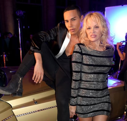 La actriz Pamela Anderson tampoco se quiso perder la fiesta de Balmain. En la image, con el diseñador de la firma, Olivier Rousteing.