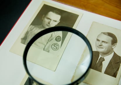 Una fotografía de época en la que el abuelo de la autora luce la esvástica.