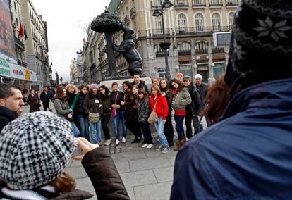 Los turistas se apelotonan en el chaflán entre las calles Alcalá y Carrera de San Jerónimo para fotografiarse junto a uno de los símbolos de la ciudad