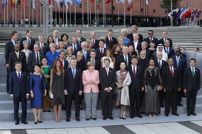 Líderes do G20 e alguns dos cônjuges posam para foto em Hamburgo, na Alemanha.