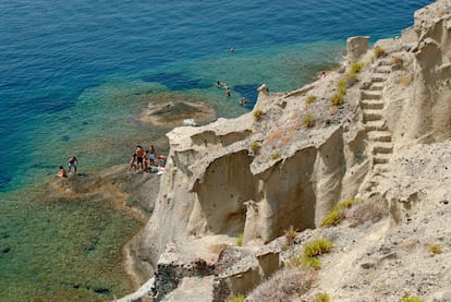 Aguas cristalinas y relieve rocoso en la costa próxima a Pollara, en la isla de Salina.