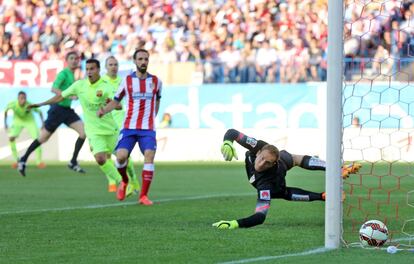 Oblak observa el gol de Messi.