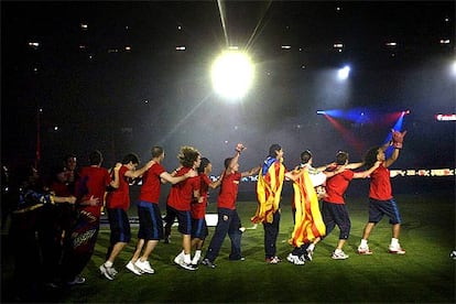 Los jugadores del Barcelona, encabezados por Ronaldinho, en plena celebración en el césped del Camp Nou.